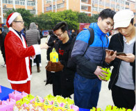 四川新华圣诞狂欢活动，600斤苹果大派送