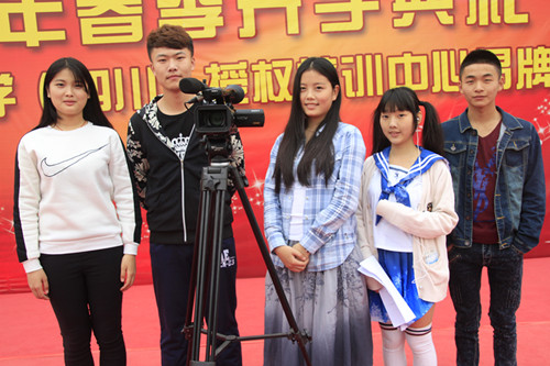 各位主演合影(左起分别为:袁思敏,陈鑫,陈雪莲,李诗颖,谢江林)