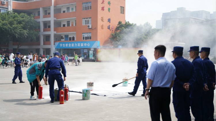 消防演练走进四川新华，筑牢安全防火墙