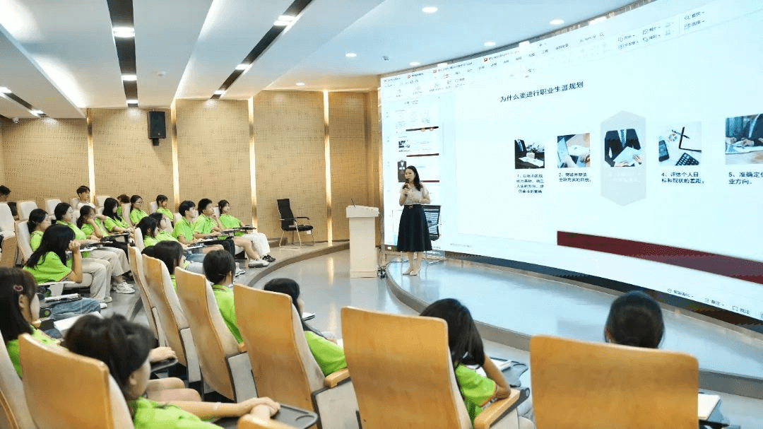 明晰职业规划：酒店行业大咖走进成都新华