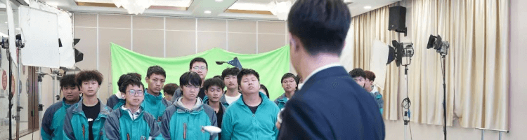 就业寒冬，初高中生考不上大学，出路到底在哪里